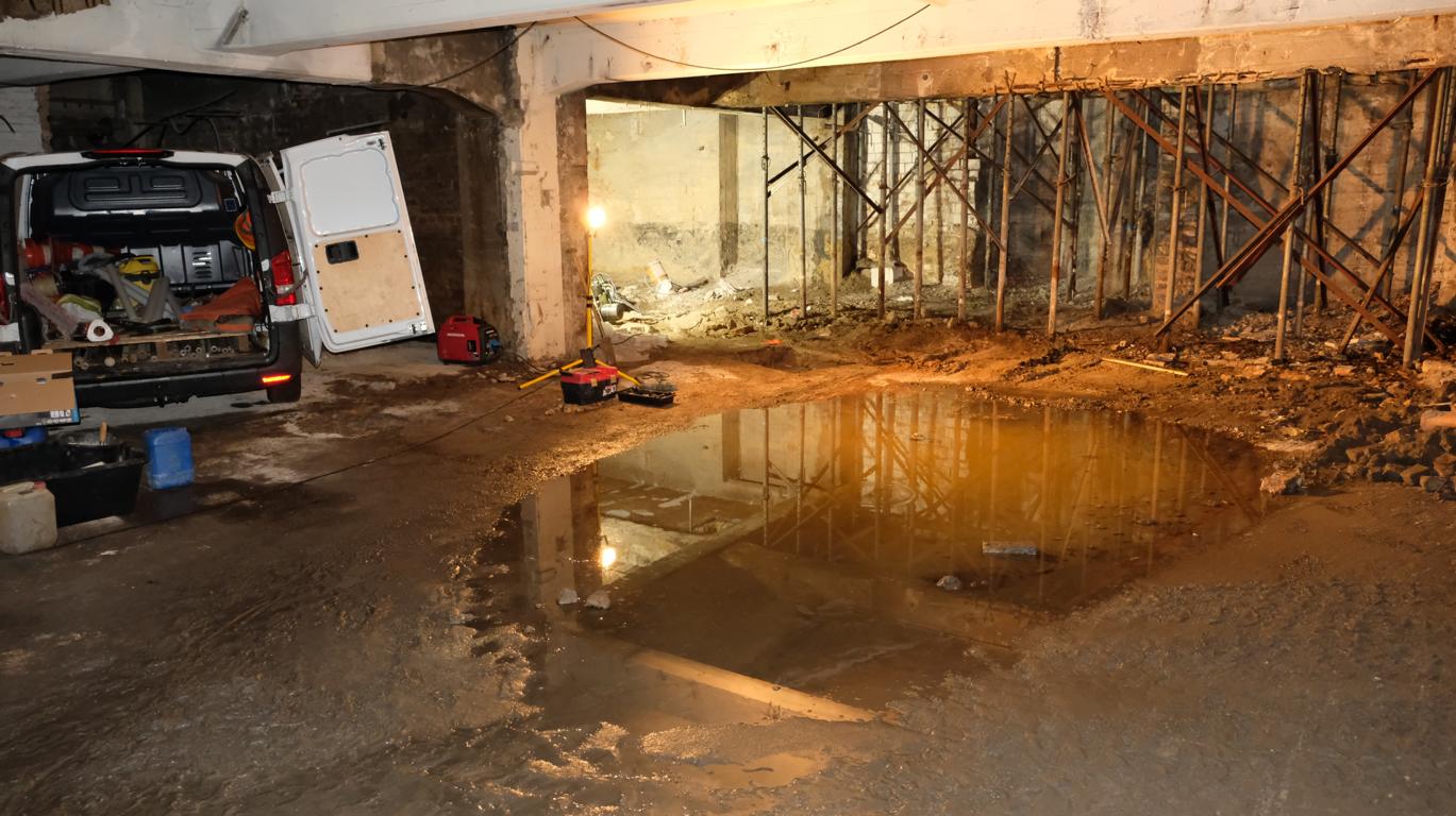 Bohrarbeiten im ehemaligen Tanklagerbereich im Keller des Gebäudes