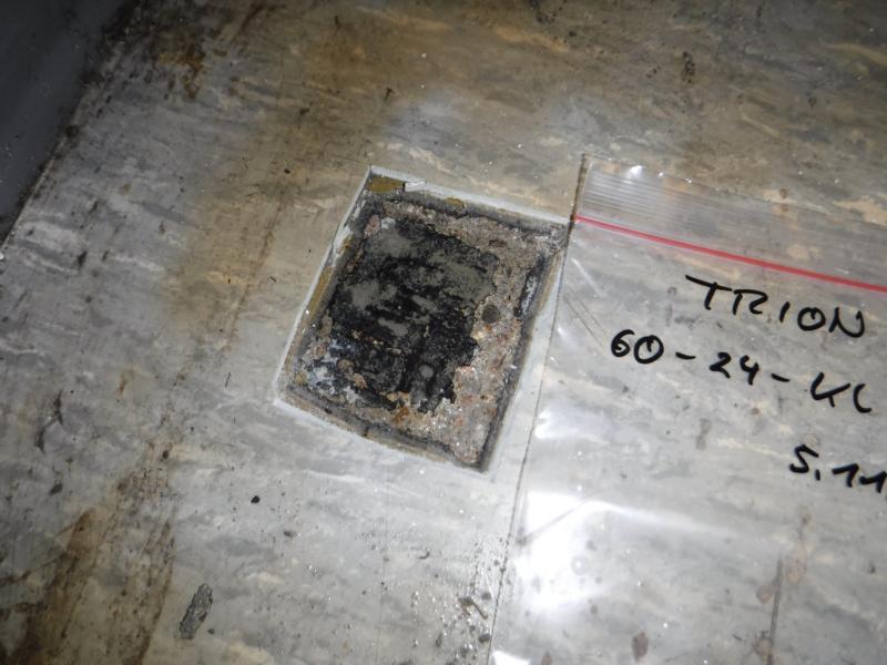 Bitumenkleber früherer Bodenbeläge unter neuerer Ausgleichsmasse, Überprüfung von Kleber und Estrich auf Asbest