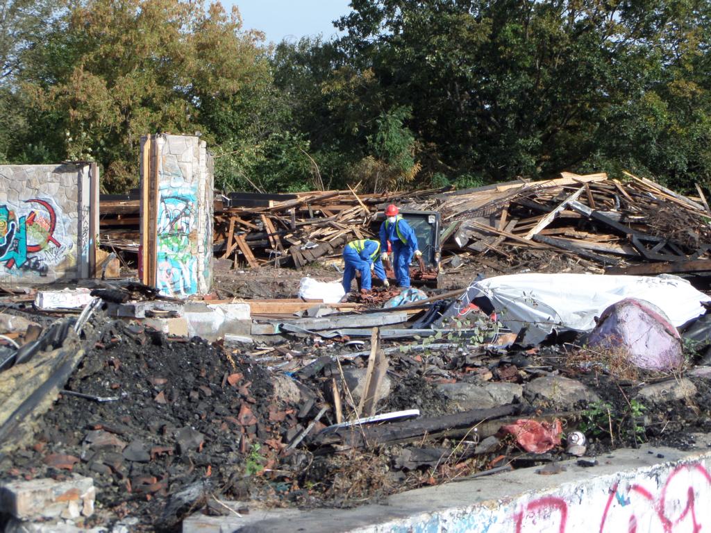 Sortierarbeiten von KMF, Brandschutt und Holz