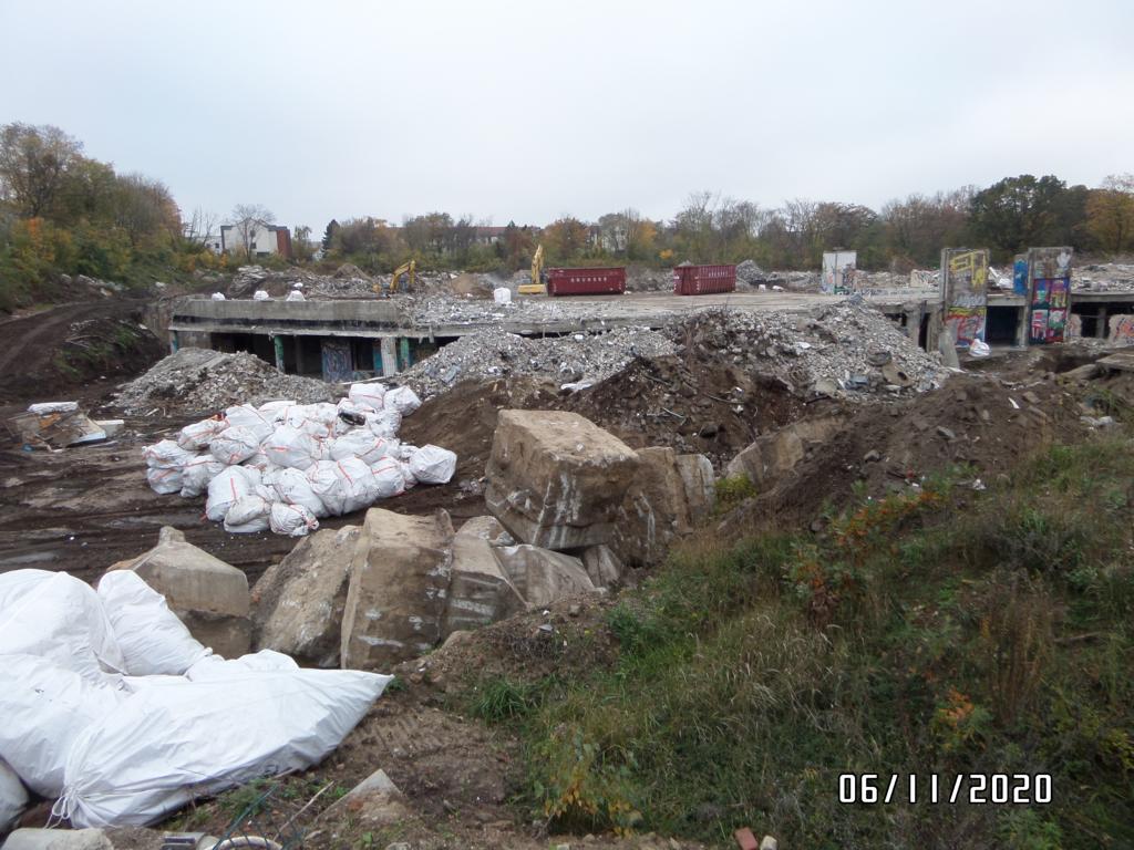 Weitgehend fertiggestellter Schadstoffausbau, fortschreitender Rückbau des Rohbaus