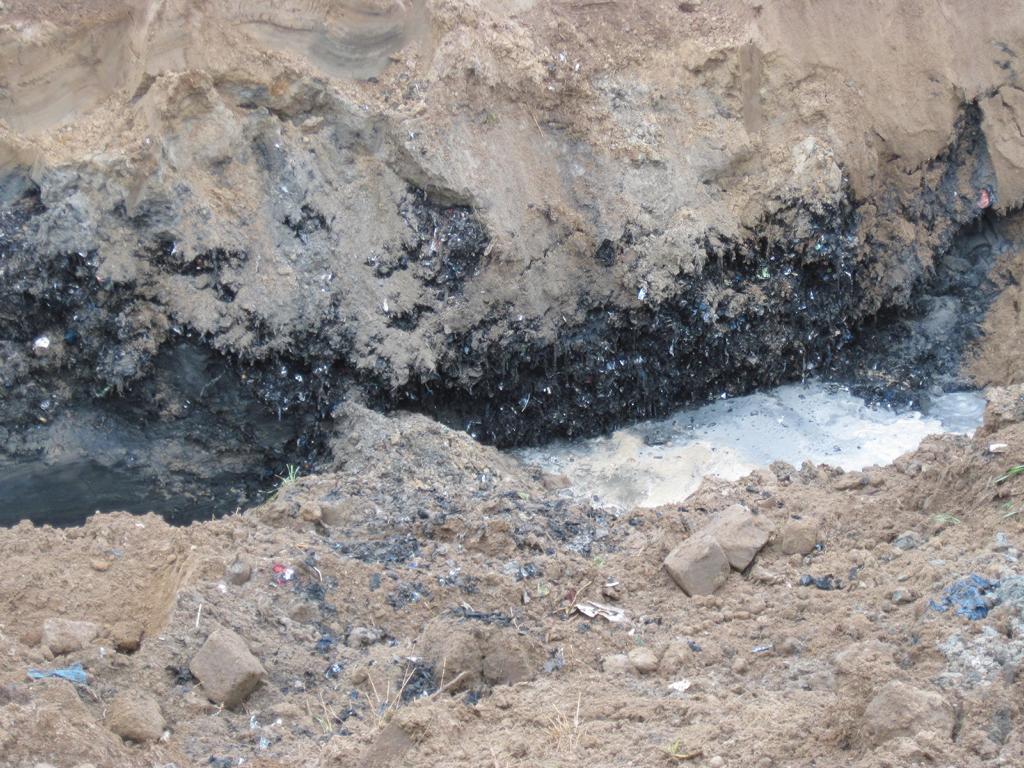 Massive Abfalleinlagerung an der Basis der Altablagerung bis unter den Grundwasserspiegel